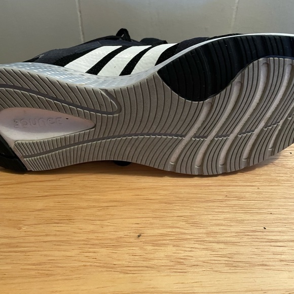Adidas tennis shoes - Picture 4 of 5
